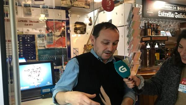 El propietario de la Raxería de San Marcos tras vender 8 décimos del 'Gordo' El propietario de la Raxería de San Marcos tras vender 8 décimos del 'Gordo'