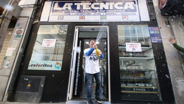 El propietario de La Técnica celebra haber vendido un décimo de El Gordo El propietario de La Técnica celebra haber vendido un décimo de El Gordo