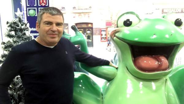 Salamanca.- Miro Carballo junto a la rana de su administración de lotería Salamanca.- Miro Carballo junto a la rana de su administración de lotería