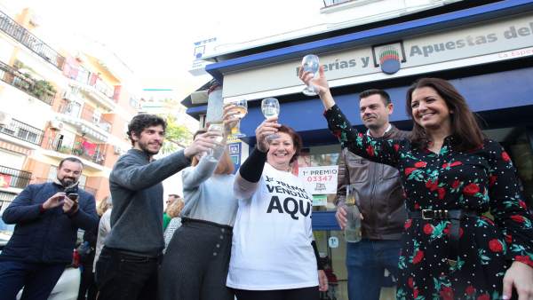 Celebran en Triana que el 'Gordo' ha dejado dos millones de euros Celebran en Triana que el 'Gordo' ha dejado dos millones de euros