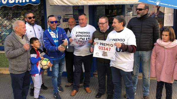 Celebración por parte de los vendedores del décimo. Celebración por parte de los vendedores del décimo.