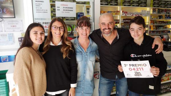 Los propietarios de la administración de Sa Coma, junto a su familia Los propietarios de la administración de Sa Coma, junto a su familia