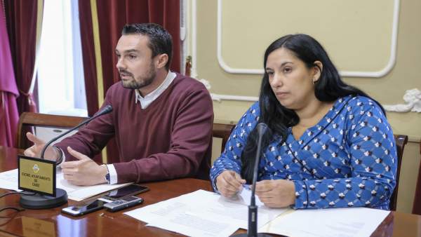 Los concejales de Cádiz Martín Vila y Ana Fernández Los concejales de Cádiz Martín Vila y Ana Fernández