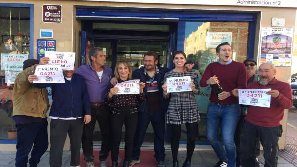 La administración número 2 de Vícar celebra vender parte del tercer premio La administración número 2 de Vícar celebra vender parte del tercer premio