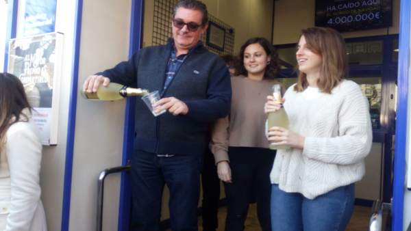 Los oscenses agraciados han celebrado el Premio Gordo. Los oscenses agraciados han celebrado el Premio Gordo.