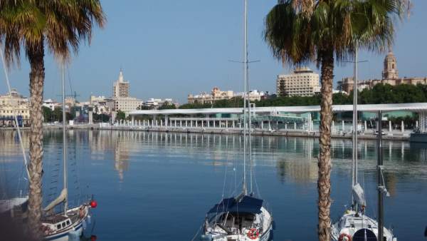 Atraque, muelle, barcos, náutico, turismo, turistas, palmeral, catedral, Málaga. Atraque, muelle, barcos, náutico, turismo, turistas, palmeral, catedral, Málaga.