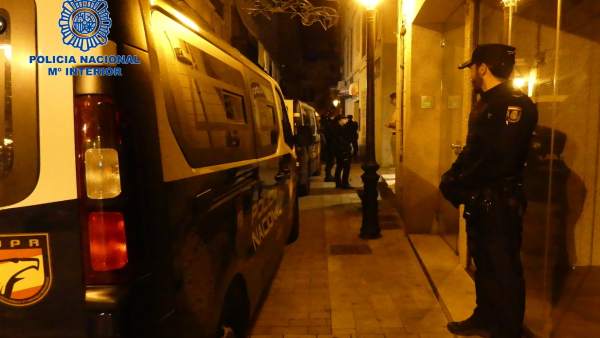 Policía nacional junto a un furgón Policía nacional junto a un furgón