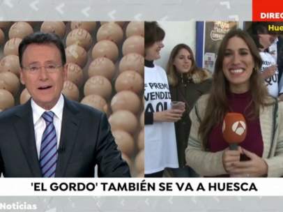 Matías Prats felicita en directo a una reportera que ganó el Gordo