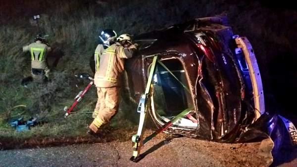 Herido un conductor al salirse su coche de la calzada y volcar, en la N-234. Herido un conductor al salirse su coche de la calzada y volcar, en la N-234.