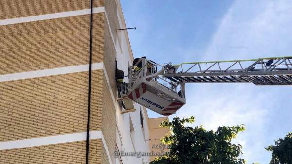 Actuación de bomberos en un edificio de Sevilla Actuación de bomberos en un edificio de Sevilla