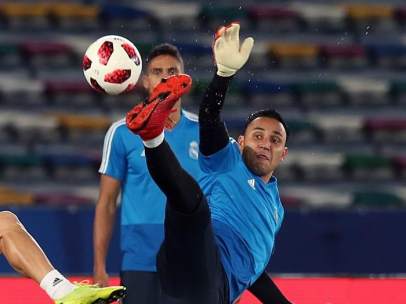 Keylor Navas, en posición acrobática