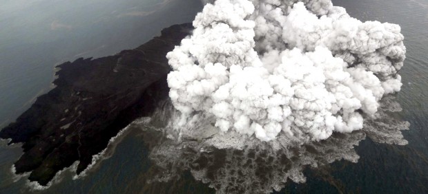 El monte Anak Krakatau (Indonesia), en erupción