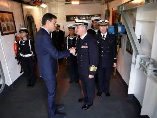 Pedro Sánchez, a su llegada al buque Juan Carlos I, en la base de Rota.