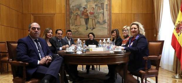 La ministra de Trabajo con representantes de asociaciones de autónomos.