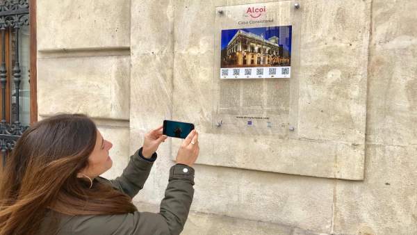 La concejala de Turismo accede a la guía para sordos del Teatro La concejala de Turismo accede a la guía para sordos del Teatro
