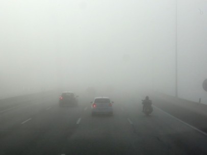 Niebla en la carretera en Madrid, carreteras, tráfico, coches, vehículos