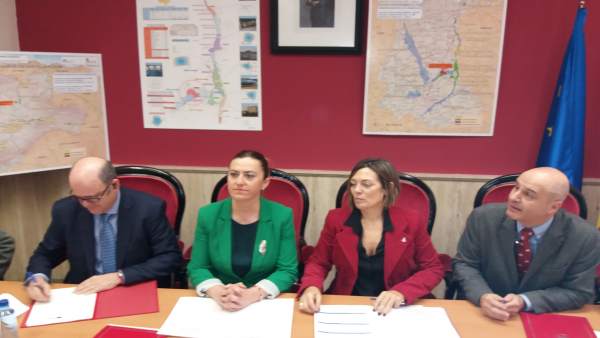 Barcones (2I) y Marcos (2D) en la firma del acuerdo 28-12-2018 Barcones (2I) y Marcos (2D) en la firma del acuerdo 28-12-2018
