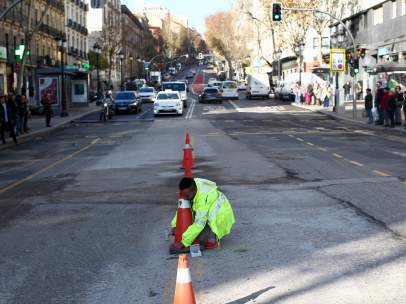 Las obras de ampliación de aceras de la calle Atocha.
