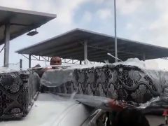 Dos menores subsaharianos intenta cruzar la frontera dentros de unos colchones