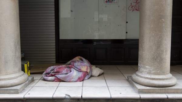 Una persona 'sin techo' duerme en la vía pública Una persona 'sin techo' duerme en la vía pública