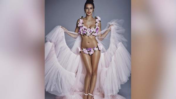 Cristina Pedroche, críticada por su look de bikini de flores en las Campanadas Cristina Pedroche, críticada por su look de bikini de flores en las Campanadas