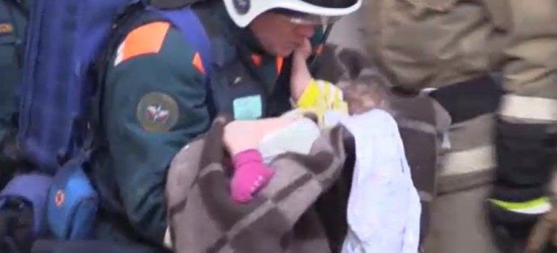Milagroso rescate de un bebé atrapado en los escombros de un edificio derrumbado en Rusia en Nochevieja