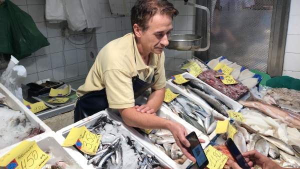Una parada del mercado del Besòs usa el pago en recs Una parada del mercado del Besòs usa el pago en recs