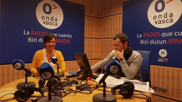 La parlamentaria de EH BIldu Jasone Agirre en entrevista radiofónica La parlamentaria de EH BIldu Jasone Agirre en entrevista radiofónica