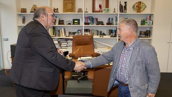 Oria recibe al alcalde de Villaescusa Oria recibe al alcalde de Villaescusa