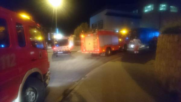 AMP 2.- Una dona amb cremades greus i 21 ferits per inhalació de fum, en l'incendi de la residència a Alzira AMP 2.- Una dona amb cremades greus i 21 ferits per inhalació de fum, en l'incendi de la residència a Alzira