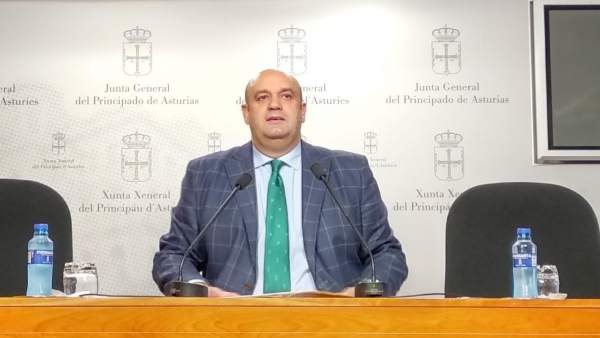 El diputado de Foro Asturias Pedro Leal en rueda de prensa El diputado de Foro Asturias Pedro Leal en rueda de prensa