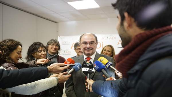 Lambán atendiendo a los medios de comunicación este miércoles en Teruel Lambán atendiendo a los medios de comunicación este miércoles en Teruel
