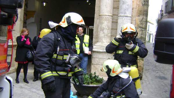 Los bomberos de Carmona en uno de sus servicios Los bomberos de Carmona en uno de sus servicios