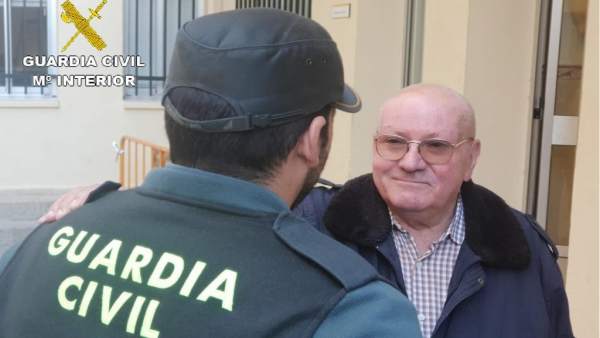 Agente de la Guardia Civil junto a un vecino. Agente de la Guardia Civil junto a un vecino.