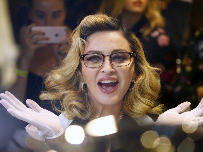 Madonna promocionando su línea de cosméticos