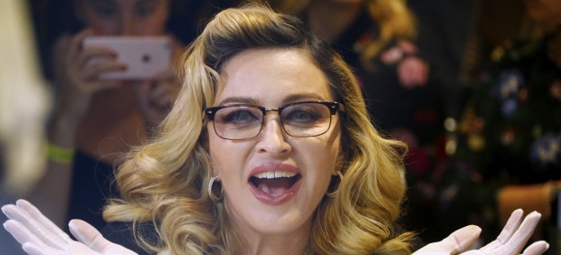 Madonna promocionando su línea de cosméticos
