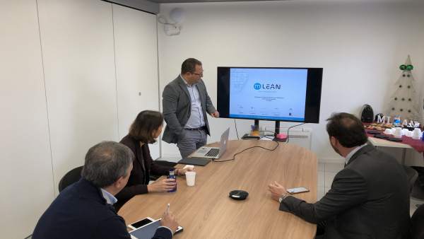 El CEO de Mobile Lean muestra su empresa a Maroto y Puente, 2-1-19 El CEO de Mobile Lean muestra su empresa a Maroto y Puente, 2-1-19