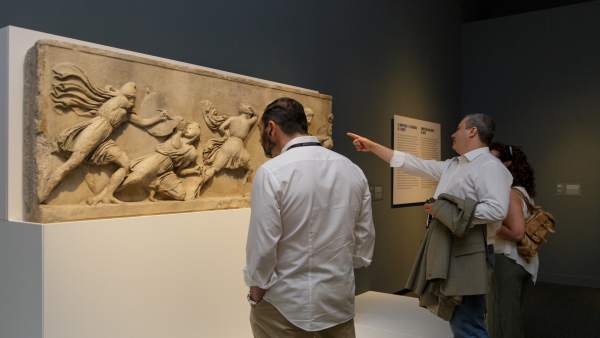 Visitantes en la exposición dedicada a la Antigua Grecia, de 'la Caixa' Visitantes en la exposición dedicada a la Antigua Grecia, de 'la Caixa'