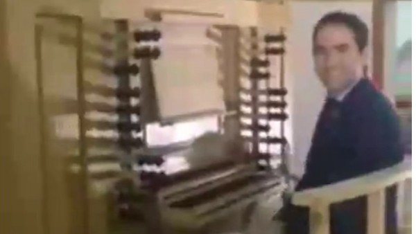 Captura del vídeo donde sale García Egea tocando el himno Captura del vídeo donde sale García Egea tocando el himno