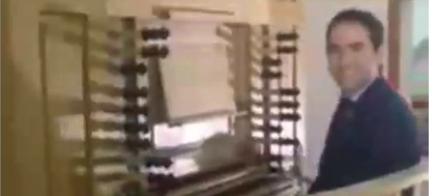 Captura del vídeo donde sale García Egea tocando el himno