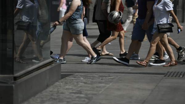 Gente andando por la calle, persona, personas Gente andando por la calle, persona, personas