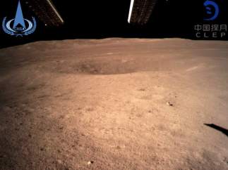 Primera instantánea de la cara oculta de la Luna