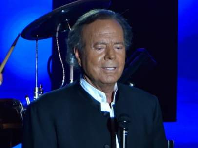 Julio Iglesias durante un concierto