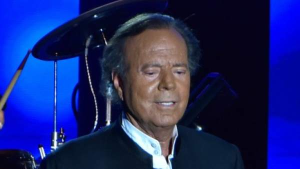 Julio Iglesias durante un concierto Julio Iglesias durante un concierto