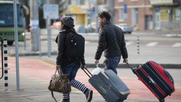 Viajeros con maletas Viajeros con maletas