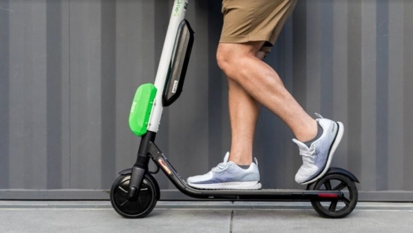 Un patinete eléctrico en imagen de archivo Un patinete eléctrico en imagen de archivo