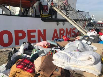 Mantas recogidas ante el barco Open Arms.