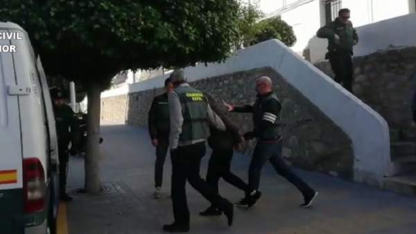 Cuatro detenidos por abusar sexualmente de una joven en Nochevieja Cuatro detenidos por abusar sexualmente de una joven en Nochevieja