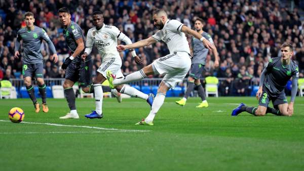 Benzema ante la Real Sociedad Benzema ante la Real Sociedad
