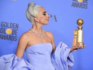 La artista Lady Gaga posa con el Globo de Oro